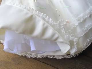 This listingis for a beautiful off white dress with flower embroidery 