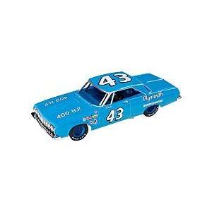   24 Richard Petty #43 STP 1964 Plymouth Belved Toys & Games