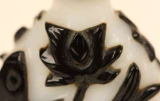   CHINESE HAND CARVED PEKING GLASS BLACK FISH WHITE SNUFF BOTTLE  