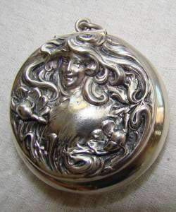   for auction is a victorian sovereign case coin holder this is made out