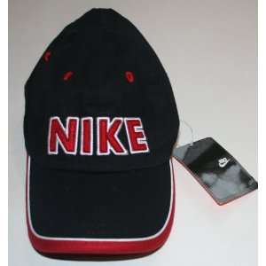  Nike Boys Baseball Cap Size 4 7   Black/Red Sports 