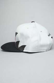 Mitchell & Ness The San Antonio Spurs Sharktooth Snapback Hat in Black 